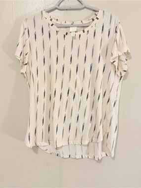 H&M White Short-Sleeve Tee with Black Dash Pattern